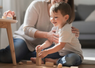 découvrez des méthodes efficaces pour transformer le comportement agressif de votre fils de 3 ans, qui tape sans raison, en gestes positifs et respectueux.