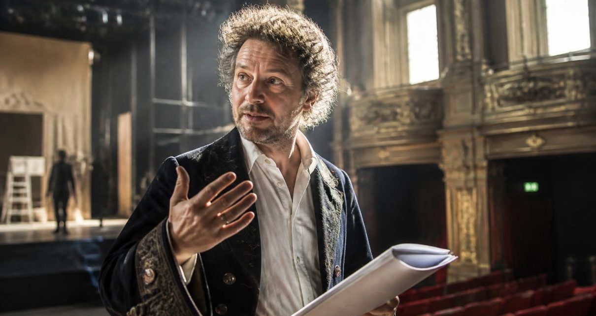 découvrez comment jean baptiste poquelin, connu sous le nom de molière, a façonné le théâtre moderne grâce à son influence durable sur les comédies, les personnages et les thèmes abordés.