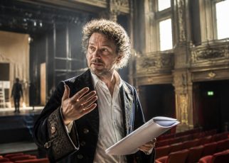 découvrez comment jean baptiste poquelin, connu sous le nom de molière, a façonné le théâtre moderne grâce à son influence durable sur les comédies, les personnages et les thèmes abordés.