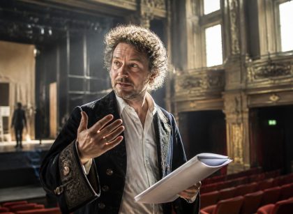 découvrez comment jean baptiste poquelin, connu sous le nom de molière, a façonné le théâtre moderne grâce à son influence durable sur les comédies, les personnages et les thèmes abordés.