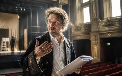 découvrez comment jean baptiste poquelin, connu sous le nom de molière, a façonné le théâtre moderne grâce à son influence durable sur les comédies, les personnages et les thèmes abordés.