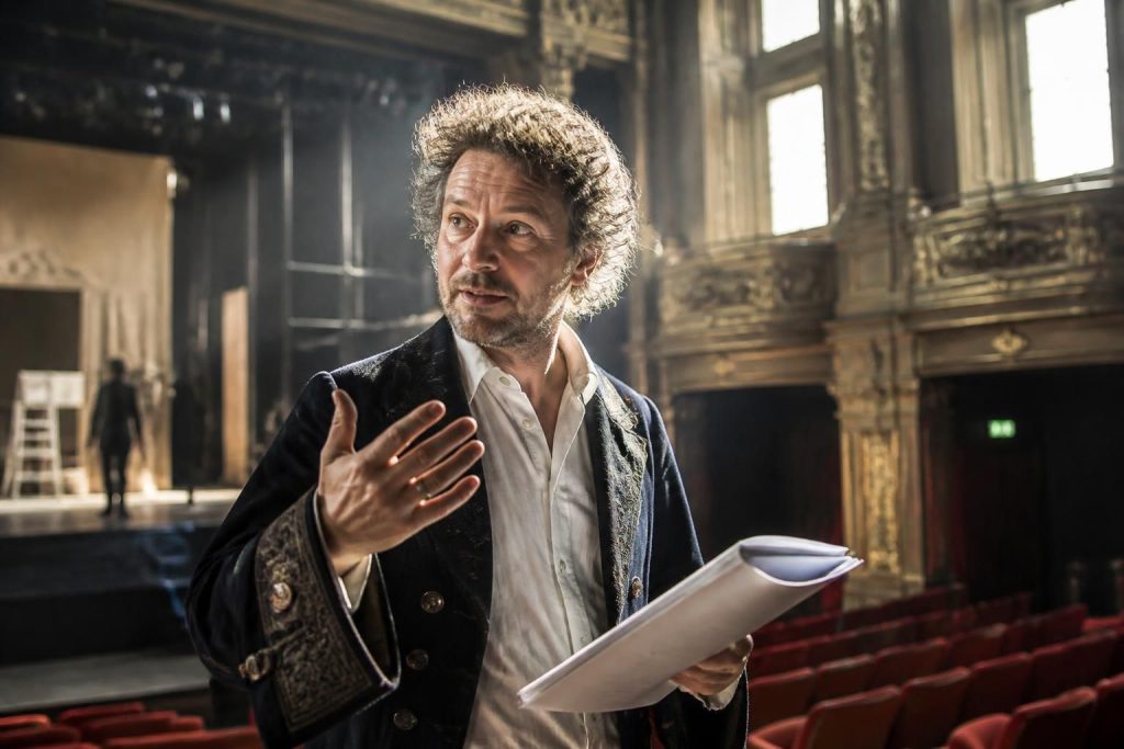 découvrez comment jean baptiste poquelin, connu sous le nom de molière, a façonné le théâtre moderne grâce à son influence durable sur les comédies, les personnages et les thèmes abordés.