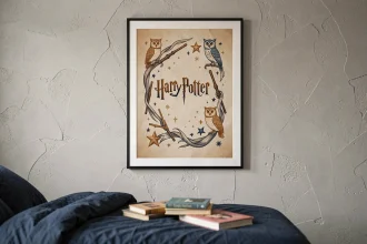 Affiche Harry Potter encadrée accrochée sur un mur de chambre gris clair avec motifs magiques en tons sépia et marine